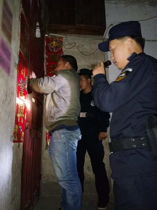 戈塘镇粗心妈妈误将幼女锁家中 民警全城寻开锁师傅开门